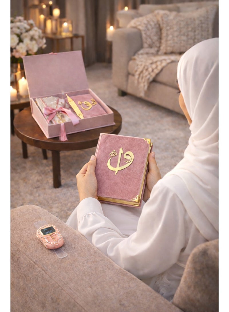 أولودينيز  طقم هدايا  للبنات مجموعة رمضانية مميزة مصحف مخملي مسبحة إلكترونية مسبحة خرز سجادة صلاة وفاصل كتاب ذهبي أنيق - Image 5